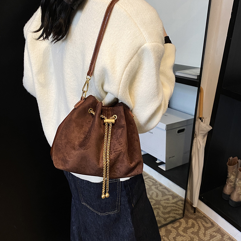 Borse a tracolla morbide per i - Bucket Bag Suede recensione e prezzo
