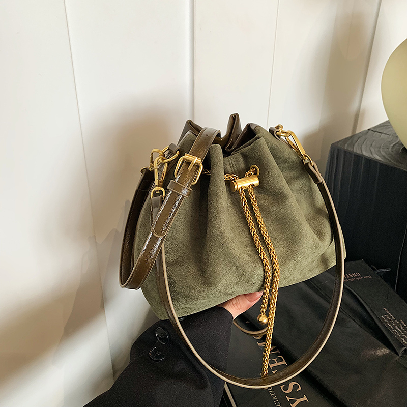 Borse a tracolla morbide per i - Bucket Bag Suede recensione e prezzo